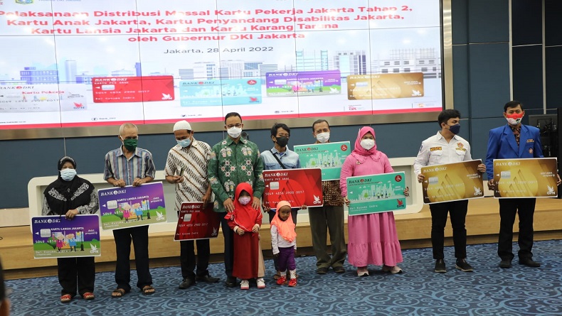 Anies Bagikan Bansos Kebutuhan Dasar hingga Serahkan Kartu Pekerja