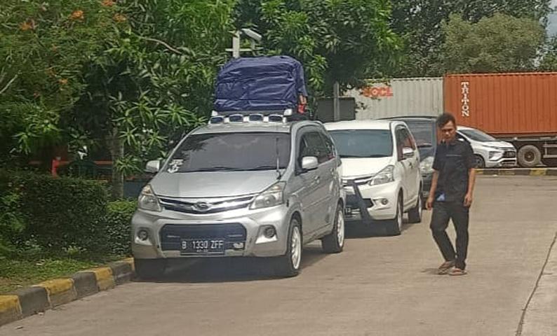 Penampakan Atap Mobil Pemudik Penuh Barang Bawaan Pakaian hingga Oleh-oleh 