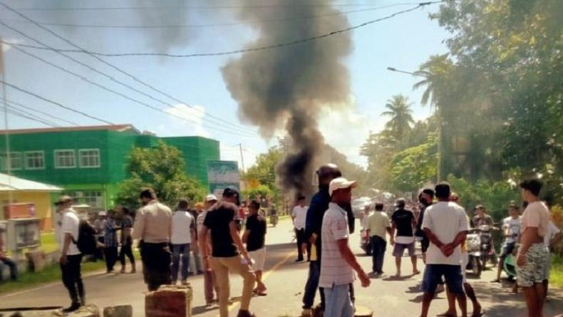 Protes Pemilihan Raja, Warga Adat di Maluku Tengah Blokade Jalan