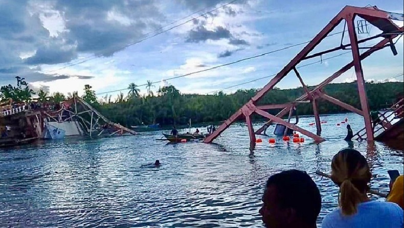 Jembatan Tua Ambrol akibat Beban Lalu Lintas, 4 Orang Tewas dan Belasan Kendaraan Terjun ke Sungai