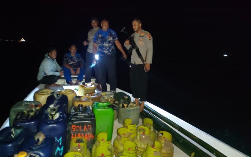 Diduga Muat BBM Tanpa Izin, Kapal Tujuan Pulau Sailus Ditangkap di Teluk Bima 