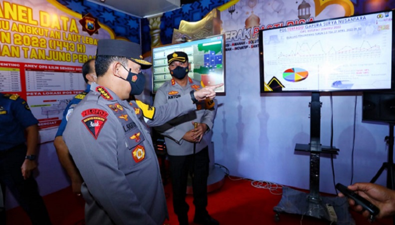 Tinjau Pelabuhan Tanjung Perak, Kapolri: Transportasi Laut Alternatif Kurangi Kemacetan Arus Mudik