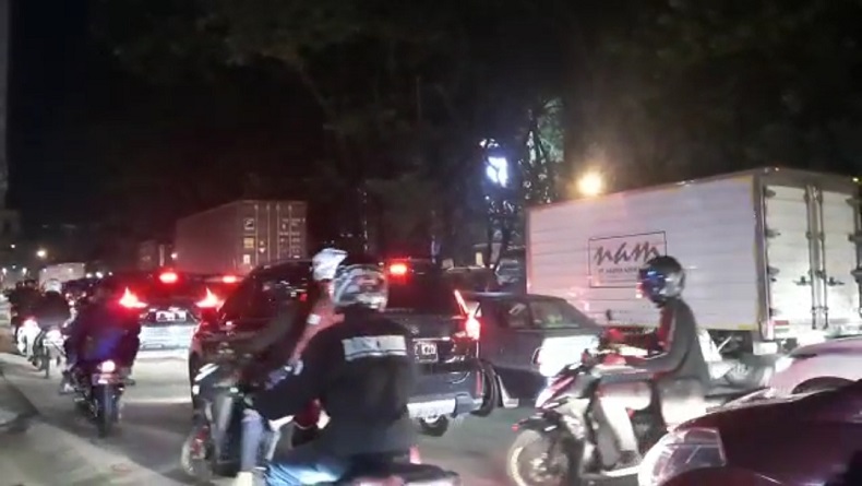 Imbas One Way di Tol Japek, Lalu Lintas Dalam Kota Karawang Macet Parah