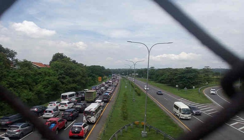 Bus Terperosok di Tol Palikanci Cirebon, Kendaraan Pemudik Tersendat