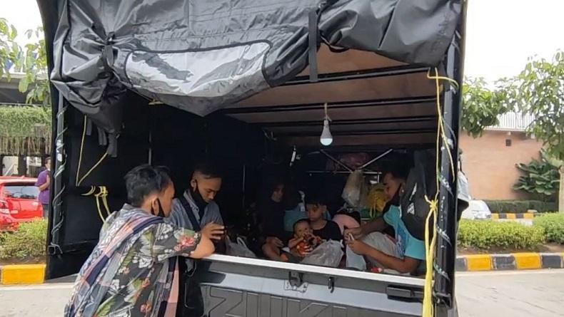 Keluarga Ini Mudik ke Madura Pakai Mobil Bak Terbuka, Diisi 12 Orang 