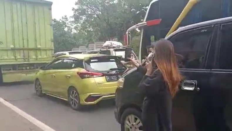 Boleh Dicontoh, Pemudik Asik Selfie saat Terjebak Macet Parah Sebelum Gerbang Tol Merak
