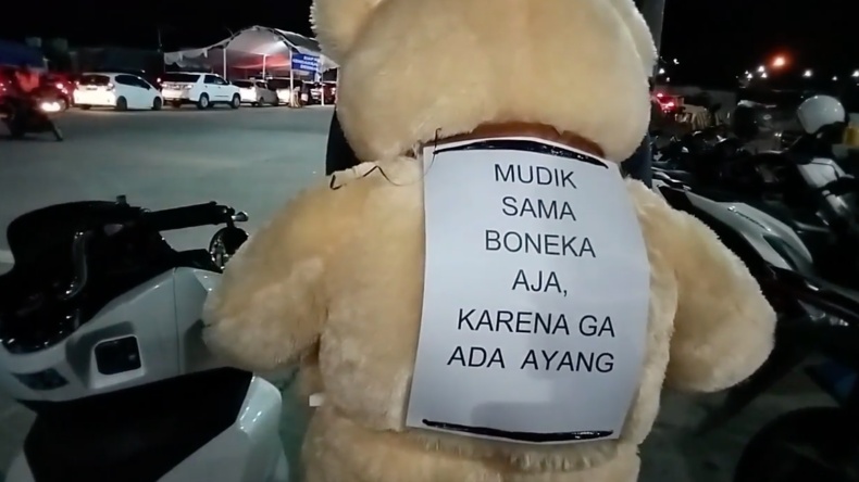 Bikin Ngakak! Tak Punya Ayang, Pemuda Ini Mudik ke Lampung sambil Bonceng Boneka