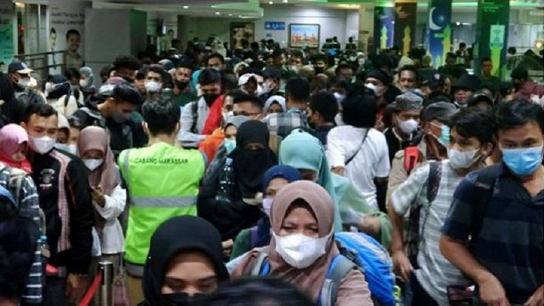 Arus Mudik H-5 Lebaran, Ribuan Penumpang Padati Pelabuhan Makassar