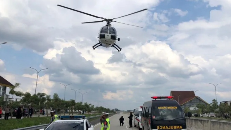 Polda Lampung Gelar Simulasi Evakuasi di Jalan Tol dengan Helikopter
