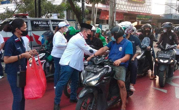 DPW Perindo Sumut Bagikan 1.000 Takjil di Titik Nol Kota Medan