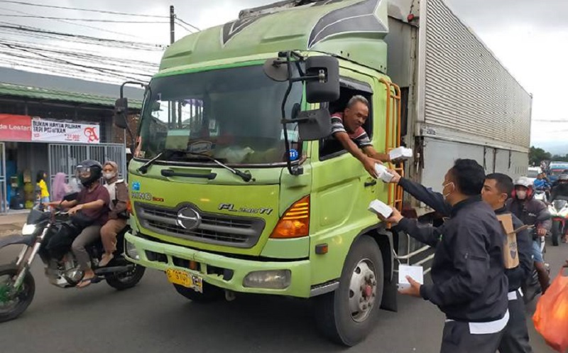 Dapat Takjil Gratis DPP Baja Perindo di Cigombong, Pemotor: Alhamdulillah