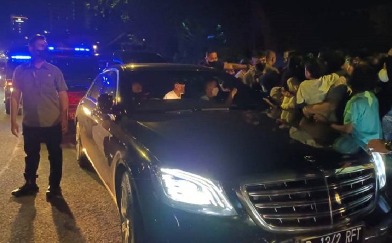 Bikin Kaget Warga, Jokowi Bagi-Bagi Sembako di Bogor Kamis Malam