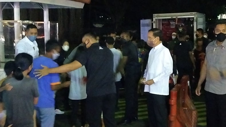 Malam-Malam Jokowi Bagikan Sembako dan Uang di Pintu Istana Bogor