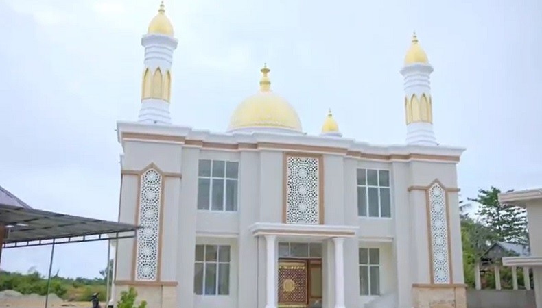 Tunaikan Wasiat Istri, Suami Bangun Masjid Mewah dengan 5 Kubah Berwarna Keemasan