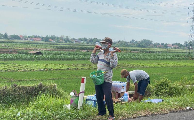Potret Kumuh Ruas Tol Kanci-Pejagan: Pedagang Bermunculan, Sampah Berserakan