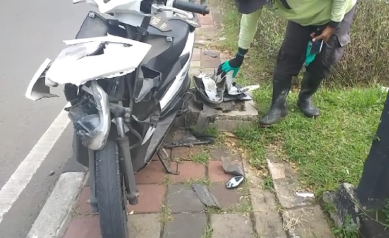Hendak Mudik, Pemotor Ini Malah Tabrakan dengan Mobil di Duren Sawit