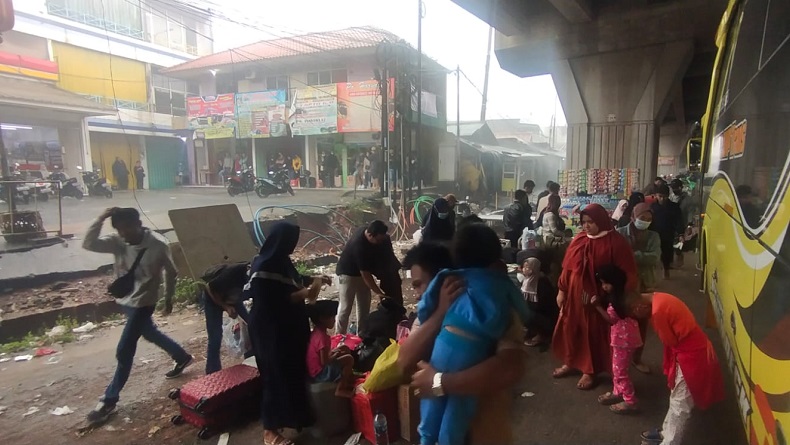 Gara-Gara Bus Telat, Pemudik Terbengkalai hingga Kehujanan di Cibitung