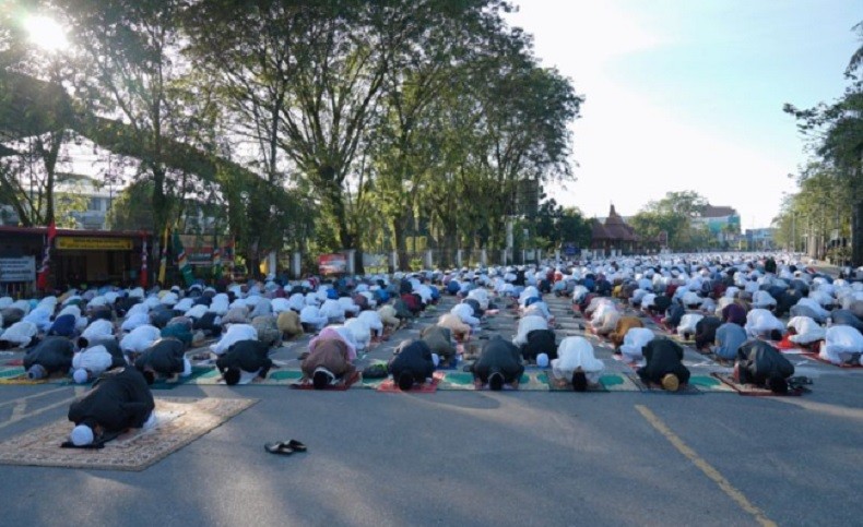 Pemkot Pontianak Gelar Salat Id di Kantor Wali Kota, Saf Boleh Rapat tapi Pakai Masker