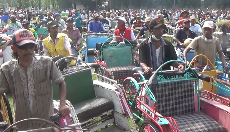 Heboh Kades di Jombang Bagikan Zakat hingga Rp8 Miliar, Antrean sampai 3 Km 