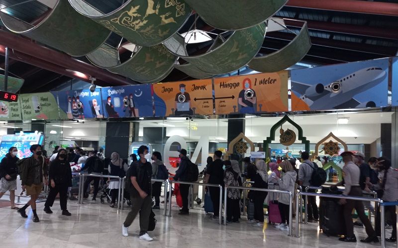 Antrean Pemudik di Terminal 2 Bandara Soetta Mengular Pagi Ini