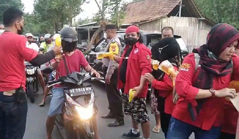 Komunitas Perantau di Ngawi Bagikan Takjil Minyak Goreng untuk Pengguna Jalan 