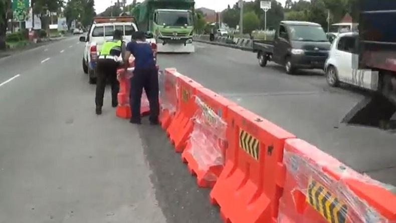 Lalu Lintas Menuju Jakarta Padat, Bukaan Median Jalan di Pantura Kendal Dipasang Barikade