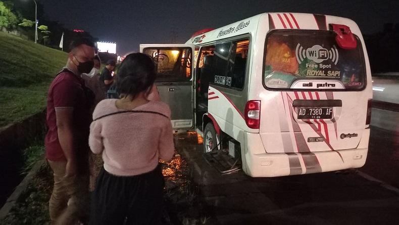 Elf Pemudik Mogok di KM 48 Tol Japek, Penumpang Sempat Telantar