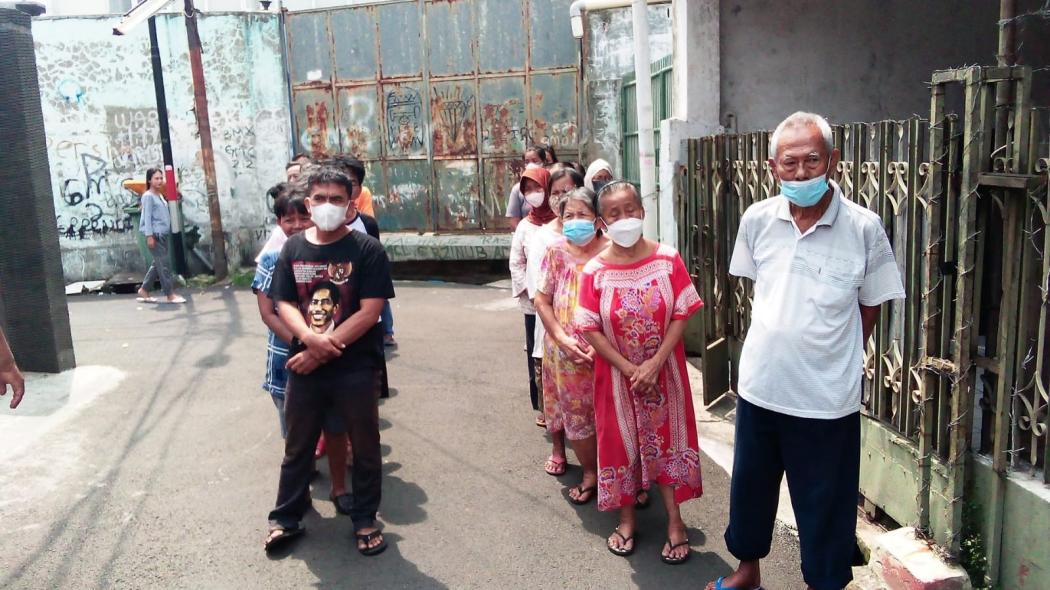 Warga Jatinegara Bersyukur Terima Sembako dari Gerkindo