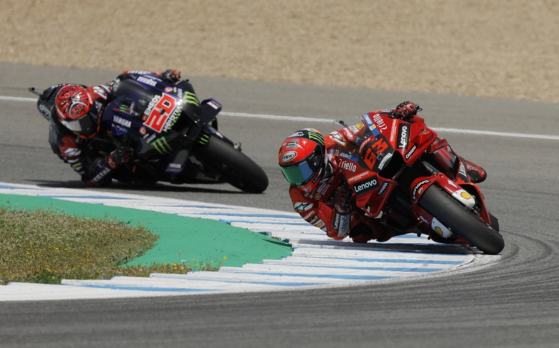 Bagnaia vs Quartararo (Foto: Reuters/Jon Nazca)