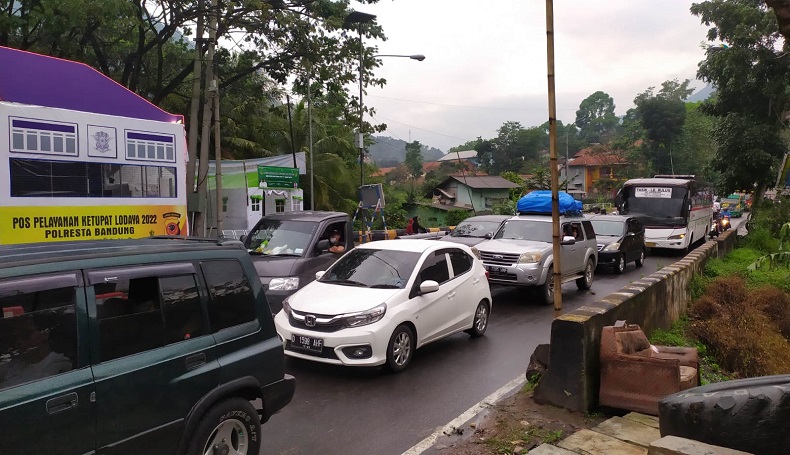 Malam Tadi Puncak Arus Mudik di Jalur Nagreg Bandung, 121.422 Kendaraan Melintas 