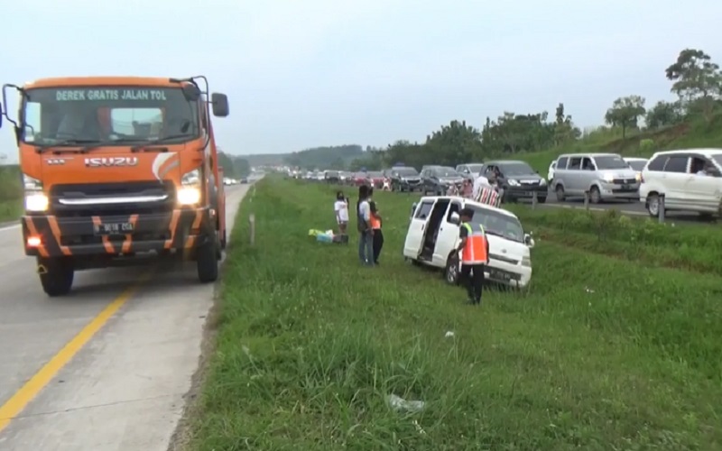 Minibus Rombongan Pemudik Terperosok ke Parit Pembatas Jalan Tol Cipali, Satu Luka-Luka