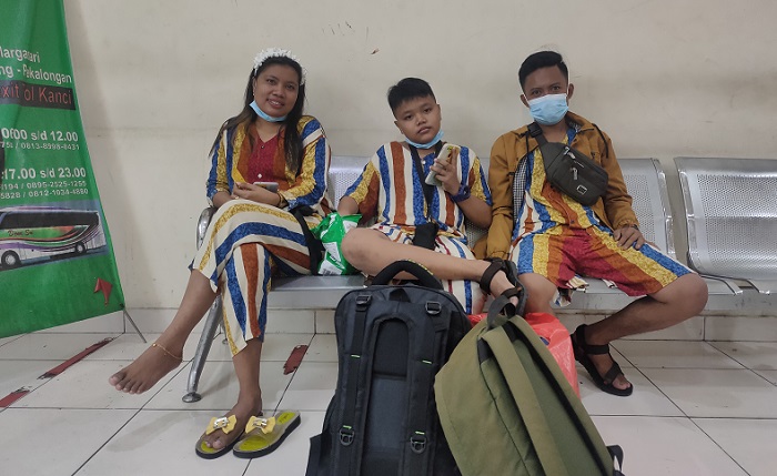 Bikin Kejutan, Satu Keluarga Ini Pakai Kostum Khusus untuk Mudik