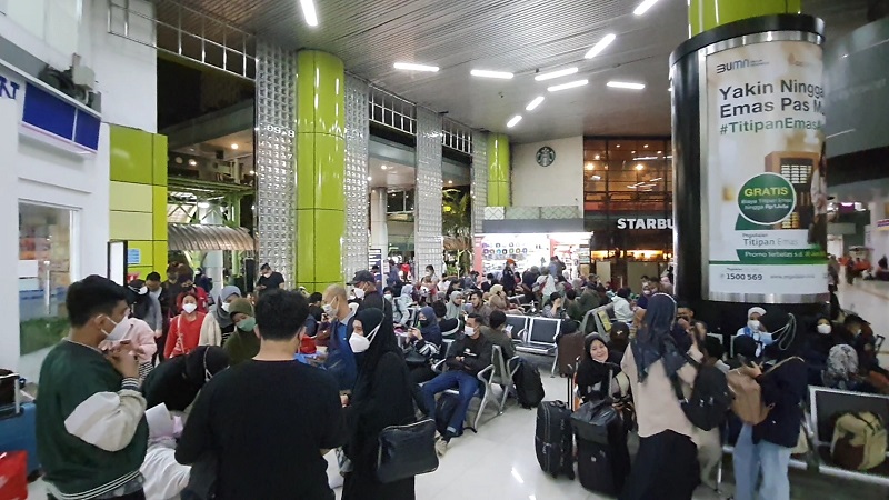 Stasiun Gambir Masih Dipadati Pemudik Jelang H-1 Lebaran