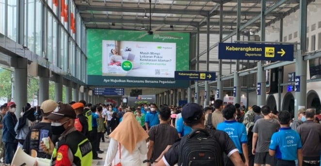 Penumpang Kereta Membeludak di Stasiun Pasar Senen, Tiket Kereta Terjual 100 Persen