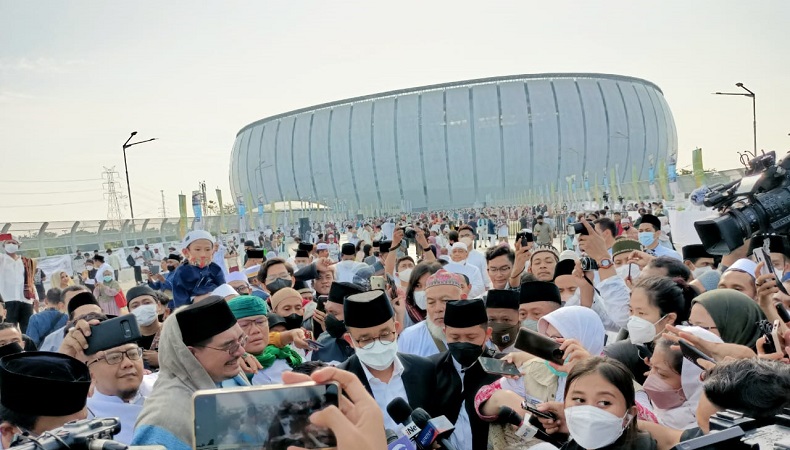 Momen Anies Diteriaki Presiden usai Salat Id di JIS dan Jadi Rebutan Foto Bersama