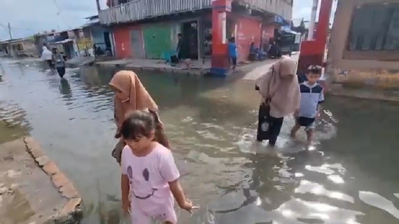 Warga Medan Belawan Rayakan Lebaran di Tengah Banjir Rob