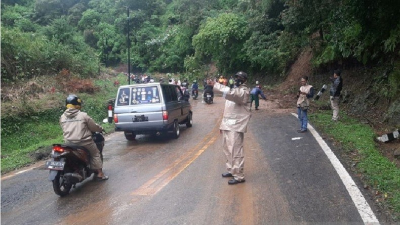 Sempat Macet karena Tertimbun Longsor, Jalan Utama Bandung-Subang Kembali Bisa Dilintasi