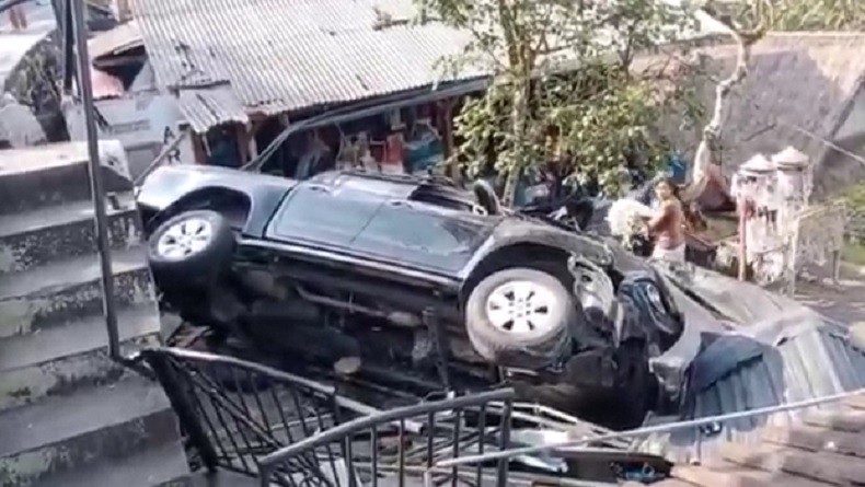 Kronologi Mobil Terjun ke Bawah Timpa Warung di Bali, Barang Dagangan Berantakan