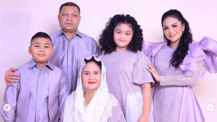 Intip Potret Mesra Krisdayanti Rayakan Lebaran Lengkap dengan Keluarga