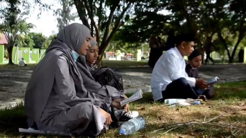 Hukum Baca Surat Yasin Saat Ziarah Kubur, Boleh atau Dilarang?