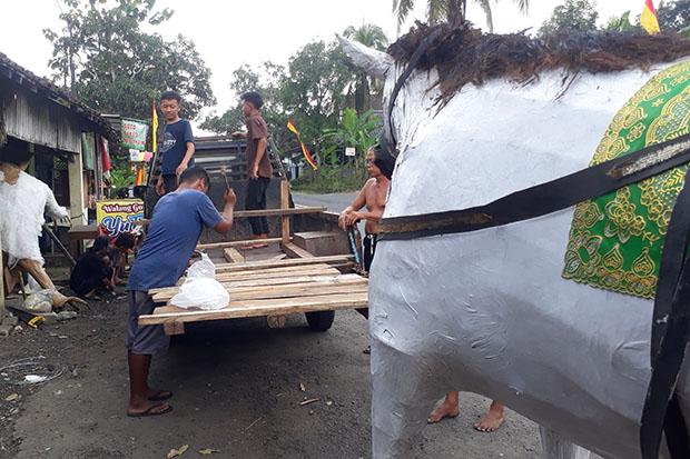 Masyarakat Gelar Takbir Keliling, Polisi Halau Agar Jangan Masuk ke Kota