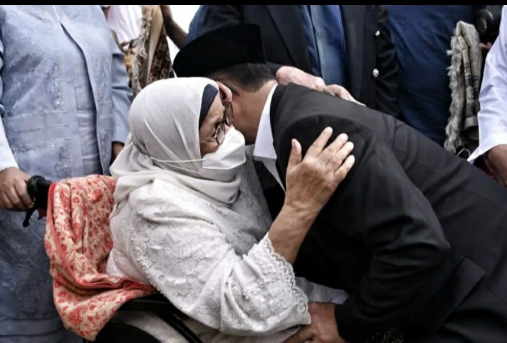 Anies Unggah Momen Haru saat Ibunda Pertama Kali Salat Id di JIS