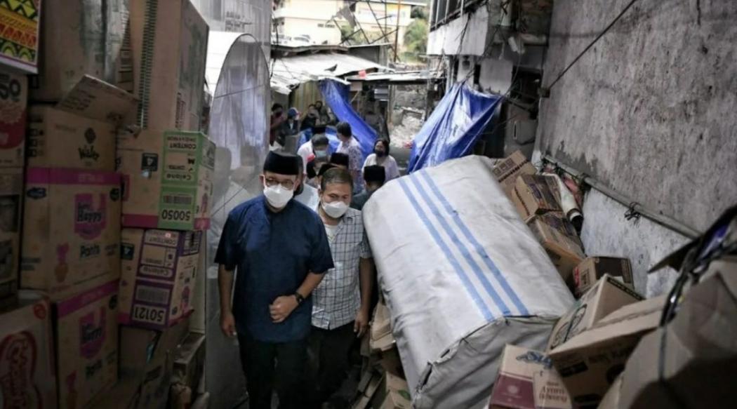 Anies Tinjau Lokasi Kebakaran di Pasar Gembrong, Bahas Revitalisasi dengan Warga