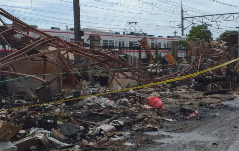 Cerita Pilu Pedagang Mengais Barang Jualan yang Terbakar di Pasar Kemiri Depok
