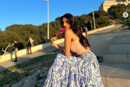 Gaya Seksi Anya Geraldine Rayakan Lebaran di Paris, Netizen: Pingsan Aku