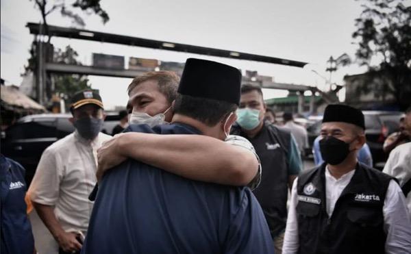 Momen Anies Dipeluk Warga saat Kunjungi Kembali Lokasi Kebakaran di Pasar Gembrong 