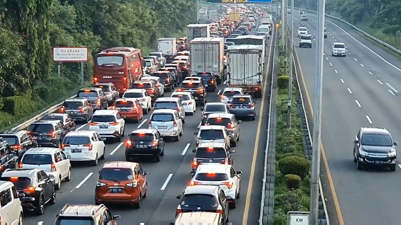Hari Kedua Lebaran, Gerbang Tol Cikampek Utama Menuju Jakarta Mulai Padat Kendaraan