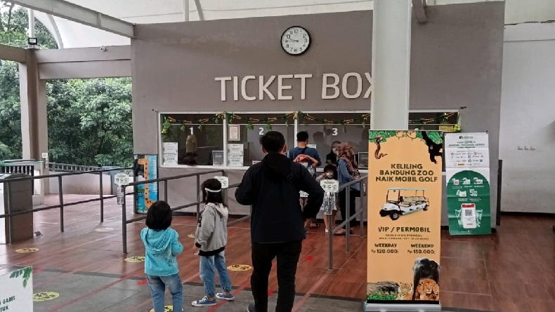 Ribuan Wisatawan Padati Objek Wisata Kebun Binatang Bandung