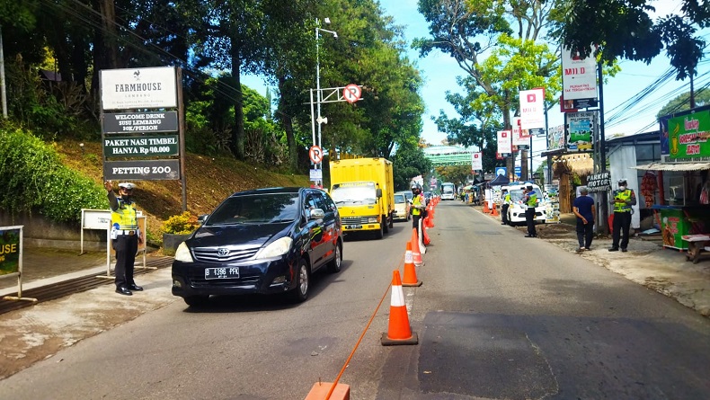 Volume Kendaraan ke Objek Wisata Lembang KBB Membeludak, Polisi Terapkan One Way