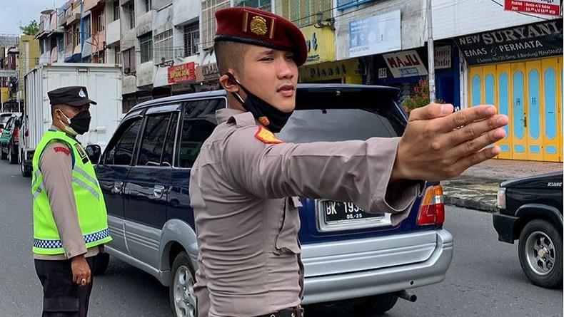 Momen Unik, Ayah dan Anak Polisi Ini Tugas Bersama saat Lebaran